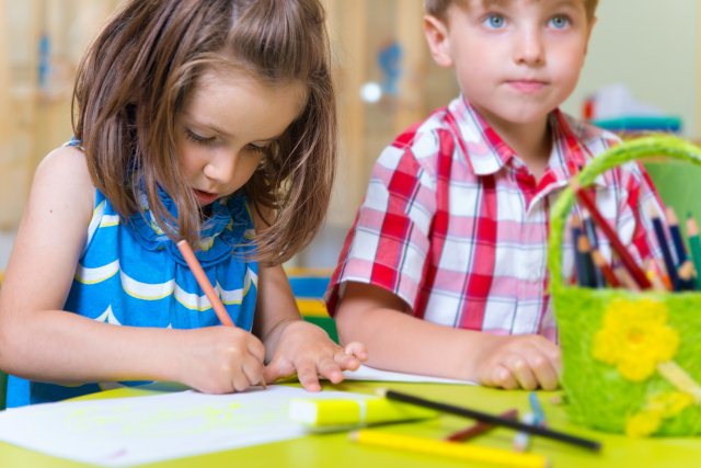 Ребенок не хочет идти в детский сад - мальчик и девочка рисуют за столом