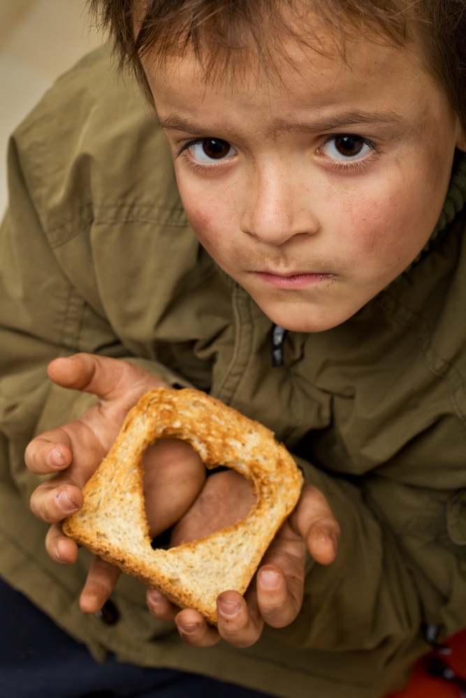 Эмпатия у детей дошкольного возраста - мальчик с хлебом в форме сердца