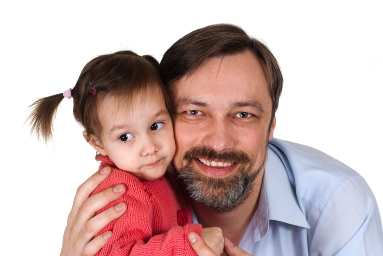 Роль отца в воспитании детей - отец обнимает дочку